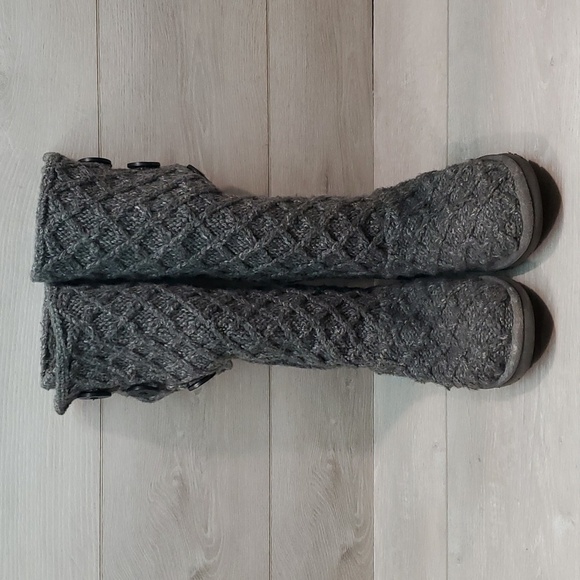 Ugg Australia Women Sweater Cardi 3 buttons Boots shoes sz 5 - Picture 2 of 9